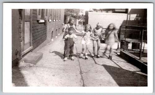 Vtg snapshot five children - b&w,